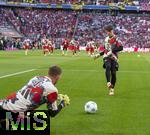 12.04.2025, Fussball 1. Bundesliga 2024/2025, 29. Spieltag,  FC Bayern Mnchen - Borussia Dortmund, in der Allianz-Arena Mnchen. Torwart Leon Klanac (re, Bayern Mnchen) beim Aufwrmen mit Torwart Daniel Peretz (FC Bayern Mnchen)  