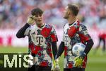 12.04.2025, Fussball 1. Bundesliga 2024/2025, 29. Spieltag,  FC Bayern Mnchen - Borussia Dortmund, in der Allianz-Arena Mnchen. Torwart Leon Klanac (li, Bayern Mnchen) beim Aufwrmen mit Torwart Daniel Peretz (FC Bayern Mnchen)  