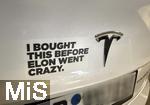 15.04.2025, Trkheim im Unterallgu, TESLA-Model 3, auf dem Kofferraum das Tesla-Firmen-Logo, daneben hat der Besitzer einen Spruch geklebt: I bought this bevore Elon went crazy (Ich hab den Wagen gekauft, bevor Elon verrckt wurde)