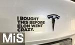 15.04.2025, Trkheim im Unterallgu, TESLA-Model 3, auf dem Kofferraum das Tesla-Firmen-Logo, daneben hat der Besitzer einen Spruch geklebt: I bought this bevore Elon went crazy (Ich hab den Wagen gekauft, bevor Elon verrckt wurde)