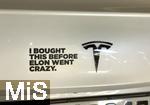15.04.2025, Trkheim im Unterallgu, TESLA-Model 3, auf dem Kofferraum das Tesla-Firmen-Logo, daneben hat der Besitzer einen Spruch geklebt: I bought this bevore Elon went crazy (Ich hab den Wagen gekauft, bevor Elon verrckt wurde)