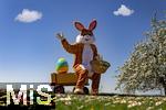 16.04.2025,  Osterfest in Bad Wrishofen im Unterallgu. Ein Lebensgroe Osterhase freut sich ber das kommende Osterfest, an seinem Leiterwagen prsentiert er bunte Ostereier in seinem Krbchen. In dem Osterhschen-Gewand steckt der Trkheimer Gerhard Mller.  (Bildbearbeitung, Montage)