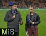 16.04.2025,  Fussball UEFA Championsleague 2024/2025: Viertelfinale Rckspiel, Inter Mailand - FC Bayern Mnchen, im Giuseppe Meazza Stadion (Mailand), v.l. TV Experte Michael Ballack (Deutschland) und Moderatorin Laura Wontorra (Deutschland)

