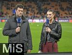 16.04.2025,  Fussball UEFA Championsleague 2024/2025: Viertelfinale Rckspiel, Inter Mailand - FC Bayern Mnchen, im Giuseppe Meazza Stadion (Mailand), v.l. TV Experte Michael Ballack (Deutschland) und Moderatorin Laura Wontorra (Deutschland)


