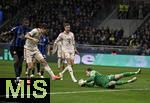 16.04.2025,  Fussball UEFA Championsleague 2024/2025: Viertelfinale Rckspiel, Inter Mailand - FC Bayern Mnchen, im Giuseppe Meazza Stadion (Mailand), Min-jae Kim (Bayern Mnchen, Minjae Kim) und Torwart Jonas Urbig (FC Bayern Mnchen) 

