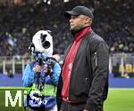 16.04.2025,  Fussball UEFA Championsleague 2024/2025: Viertelfinale Rckspiel, Inter Mailand - FC Bayern Mnchen, im Giuseppe Meazza Stadion (Mailand), Trainer Vincent Kompany (FC Bayern Mnchen) 

