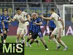 16.04.2025,  Fussball UEFA Championsleague 2024/2025: Viertelfinale Rckspiel, Inter Mailand - FC Bayern Mnchen, im Giuseppe Meazza Stadion (Mailand), v.l. Min-jae Kim (Bayern Mnchen, Minjae Kim), Federico Dimarco (Inter Mailand) und Josip Stanisic (Bayern Mnchen) 

