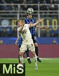 16.04.2025,  Fussball UEFA Championsleague 2024/2025: Viertelfinale Rckspiel, Inter Mailand - FC Bayern Mnchen, im Giuseppe Meazza Stadion (Mailand), v.l. Joshua Kimmich (FC Bayern Mnchen) gegen Henrikh Mkhitaryan (Inter Mailand) 

