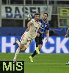 16.04.2025,  Fussball UEFA Championsleague 2024/2025: Viertelfinale Rckspiel, Inter Mailand - FC Bayern Mnchen, im Giuseppe Meazza Stadion (Mailand), v.l. Thomas Mller (FC Bayern Mnchen) gegen Hakan Calhanoglu (Inter Mailand) 

