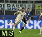16.04.2025,  Fussball UEFA Championsleague 2024/2025: Viertelfinale Rckspiel, Inter Mailand - FC Bayern Mnchen, im Giuseppe Meazza Stadion (Mailand), v.l. Thomas Mller (FC Bayern Mnchen) gegen Hakan Calhanoglu (Inter Mailand) 


