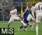 16.04.2025,  Fussball UEFA Championsleague 2024/2025: Viertelfinale Rckspiel, Inter Mailand - FC Bayern Mnchen, im Giuseppe Meazza Stadion (Mailand), v.l. Thomas Mller (FC Bayern Mnchen) gegen Nicolo Barella (Inter Mailand) 


