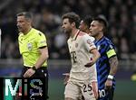 16.04.2025,  Fussball UEFA Championsleague 2024/2025: Viertelfinale Rckspiel, Inter Mailand - FC Bayern Mnchen, im Giuseppe Meazza Stadion (Mailand), Schiedsrichter Slavko Vincic (SVN) und Thomas Mller (FC Bayern Mnchen) und Lautaro Martinez (Inter Mailand) diskutieren


