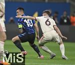 16.04.2025,  Fussball UEFA Championsleague 2024/2025: Viertelfinale Rckspiel, Inter Mailand - FC Bayern Mnchen, im Giuseppe Meazza Stadion (Mailand), v.l. Lautaro Martinez (Inter Mailand) gegen Joshua Kimmich (FC Bayern Mnchen) 

