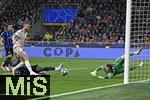 16.04.2025,  Fussball UEFA Championsleague 2024/2025: Viertelfinale Rckspiel, Inter Mailand - FC Bayern Mnchen, im Giuseppe Meazza Stadion (Mailand), v.l. Marcus Thuram (Inter Mailand) , Eric Dier (FC Bayern Mnchen) und Torwart Jonas Urbig (FC Bayern Mnchen) 

