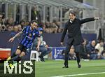 16.04.2025,  Fussball UEFA Championsleague 2024/2025: Viertelfinale Rckspiel, Inter Mailand - FC Bayern Mnchen, im Giuseppe Meazza Stadion (Mailand), v.l. Hakan Calhanoglu (Inter Mailand) und Trainer Simone Inzaghi (Inter Mailand) 

