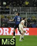 16.04.2025,  Fussball UEFA Championsleague 2024/2025: Viertelfinale Rckspiel, Inter Mailand - FC Bayern Mnchen, im Giuseppe Meazza Stadion (Mailand), v.l. Francesco Acerbi (Inter Mailand) gegen Thomas Mller (FC Bayern Mnchen) 

