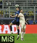 16.04.2025,  Fussball UEFA Championsleague 2024/2025: Viertelfinale Rckspiel, Inter Mailand - FC Bayern Mnchen, im Giuseppe Meazza Stadion (Mailand), v.l. Francesco Acerbi (Inter Mailand) gegen Thomas Mller (FC Bayern Mnchen) 

