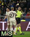 16.04.2025,  Fussball UEFA Championsleague 2024/2025: Viertelfinale Rckspiel, Inter Mailand - FC Bayern Mnchen, im Giuseppe Meazza Stadion (Mailand), Konrad Laimer (FC Bayern Mnchen) sieht die gelbe Karte


