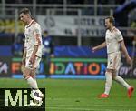16.04.2025,  Fussball UEFA Championsleague 2024/2025: Viertelfinale Rckspiel, Inter Mailand - FC Bayern Mnchen, im Giuseppe Meazza Stadion (Mailand), v.l. Leon Goretzka (FC Bayern Mnchen) und Harry Kane (FC Bayern Mnchen) lassen die Kpfe hngen.

