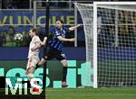 16.04.2025,  Fussball UEFA Championsleague 2024/2025: Viertelfinale Rckspiel, Inter Mailand - FC Bayern Mnchen, im Giuseppe Meazza Stadion (Mailand), v.l. Harry Kane (FC Bayern Mnchen) gegen Matteo Darmian (Inter Mailand) 


