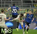 16.04.2025,  Fussball UEFA Championsleague 2024/2025: Viertelfinale Rckspiel, Inter Mailand - FC Bayern Mnchen, im Giuseppe Meazza Stadion (Mailand), v.l. Hakan Calhanoglu (Inter Mailand)  gegen  Thomas Mller (FC Bayern Mnchen) 

