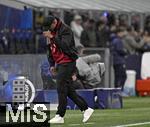 16.04.2025,  Fussball UEFA Championsleague 2024/2025: Viertelfinale Rckspiel, Inter Mailand - FC Bayern Mnchen, im Giuseppe Meazza Stadion (Mailand), Trainer Vincent Kompany (FC Bayern Mnchen) nachdenklich.

