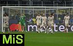 16.04.2025,  Fussball UEFA Championsleague 2024/2025: Viertelfinale Rckspiel, Inter Mailand - FC Bayern Mnchen, im Giuseppe Meazza Stadion (Mailand), v.l. Michael Olise (FC Bayern Mnchen), Torwart Jonas Urbig (FC Bayern Mnchen), Eric Dier (FC Bayern Mnchen), Konrad Laimer (FC Bayern Mnchen), Thomas Mller (FC Bayern Mnchen), Josip Stanisic (Bayern Mnchen) und Min-jae Kim (Bayern Mnchen, Minjae Kim) sind nachdenklich.

