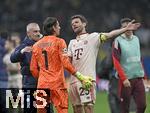16.04.2025,  Fussball UEFA Championsleague 2024/2025: Viertelfinale Rckspiel, Inter Mailand - FC Bayern Mnchen, im Giuseppe Meazza Stadion (Mailand), Thomas Mller (FC Bayern Mnchen) idiskutiert mit Torwart Yann Sommer (Inter Mailand) 

