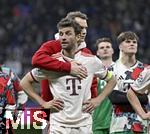 16.04.2025,  Fussball UEFA Championsleague 2024/2025: Viertelfinale Rckspiel, Inter Mailand - FC Bayern Mnchen, im Giuseppe Meazza Stadion (Mailand), Torwart Manuel Neuer (FC Bayern Mnchen) trstet Thomas Mller (FC Bayern Mnchen) . 

