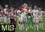 16.04.2025,  Fussball UEFA Championsleague 2024/2025: Viertelfinale Rckspiel, Inter Mailand - FC Bayern Mnchen, im Giuseppe Meazza Stadion (Mailand), Torwart Manuel Neuer (FC Bayern Mnchen) trstet Thomas Mller (FC Bayern Mnchen) . v.l. Leon Goretzka (FC Bayern Mnchen), Konrad Laimer (FC Bayern Mnchen), m, Kingsley Coman (FC Bayern Mnchen), Thomas Mller (FC Bayern Mnchen), Torwart Manuel Neuer (FC Bayern Mnchen), Leon Klanac (Bayern Mnchen) , Joshua Kimmich (FC Bayern Mnchen) und Raphael Guerreiro (FC Bayern Mnchen) 

