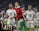 16.04.2025,  Fussball UEFA Championsleague 2024/2025: Viertelfinale Rckspiel, Inter Mailand - FC Bayern Mnchen, im Giuseppe Meazza Stadion (Mailand), Torwart Manuel Neuer (FC Bayern Mnchen) trstet Thomas Mller (FC Bayern Mnchen) 

