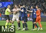 16.04.2025,  Fussball UEFA Championsleague 2024/2025: Viertelfinale Rckspiel, Inter Mailand - FC Bayern Mnchen, im Giuseppe Meazza Stadion (Mailand), Thomas Mller (FC Bayern Mnchen) ist wtend, v.l. Schiedsrichter Slavko Vincic (SVN), Francesco Acerbi (Inter Mailand) Hakan Calhanoglu (Inter Mailand) und Torwart Yann Sommer (Inter Mailand) 

