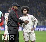 16.04.2025,  Fussball UEFA Championsleague 2024/2025: Viertelfinale Rckspiel, Inter Mailand - FC Bayern Mnchen, im Giuseppe Meazza Stadion (Mailand), Trainer Vincent Kompany (FC Bayern Mnchen) trstet Serge Gnabry (FC Bayern Mnchen) 

