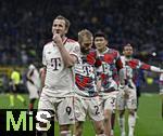 16.04.2025,  Fussball UEFA Championsleague 2024/2025: Viertelfinale Rckspiel, Inter Mailand - FC Bayern Mnchen, im Giuseppe Meazza Stadion (Mailand), Die Bayern Spieler sind nach dem Spiel enttuscht. v.l. Harry Kane (FC Bayern Mnchen), Konrad Laimer (FC Bayern Mnchen), Min-jae Kim (Bayern Mnchen, Minjae Kim) und Leroy Sane (Bayern Mnchen) 

