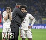 16.04.2025,  Fussball UEFA Championsleague 2024/2025: Viertelfinale Rckspiel, Inter Mailand - FC Bayern Mnchen, im Giuseppe Meazza Stadion (Mailand), Trainer Vincent Kompany (FC Bayern Mnchen) trstet Serge Gnabry (FC Bayern Mnchen) 

