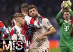 16.04.2025,  Fussball UEFA Championsleague 2024/2025: Viertelfinale Rckspiel, Inter Mailand - FC Bayern Mnchen, im Giuseppe Meazza Stadion (Mailand), Extreme Trauer bei Thomas Mller (FC Bayern Mnchen) nach dem Ausscheiden, er muss fast ein paar Trnen verdrcken. Leon Goretzka (FC Bayern Mnchen) drckt ihn 

