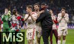 16.04.2025,  Fussball UEFA Championsleague 2024/2025: Viertelfinale Rckspiel, Inter Mailand - FC Bayern Mnchen, im Giuseppe Meazza Stadion (Mailand), Frust nach dem, Ausscheiden, Thomas Mller (FC Bayern Mnchen), wird von Trainer Vincent Kompany (FC Bayern Mnchen) umarmt, Joshua Kimmich (FC Bayern Mnchen) Josip Stanisic (Bayern Mnchen) 
