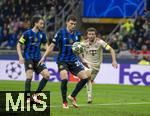 16.04.2025,  Fussball UEFA Championsleague 2024/2025: Viertelfinale Rckspiel, Inter Mailand - FC Bayern Mnchen, im Giuseppe Meazza Stadion (Mailand), Benjamin Pavard (Inter Mailand) gegen Thomas Mller (FC Bayern Mnchen) 


