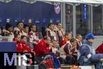 16.04.2025,  Fussball UEFA Championsleague 2024/2025: Viertelfinale Rckspiel, Inter Mailand - FC Bayern Mnchen, im Giuseppe Meazza Stadion (Mailand), Torwart Manuel Neuer (FC Bayern Mnchen) bei der Mannschaft, kann aber nur zuschauen, v.l. Torwart Daniel Peretz (FC Bayern Mnchen) und Torwart Manuel Neuer (FC Bayern Mnchen) unten Sportdirektor Christoph Freund (Bayern Mnchen) 

