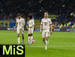 16.04.2025,  Fussball UEFA Championsleague 2024/2025: Viertelfinale Rckspiel, Inter Mailand - FC Bayern Mnchen, im Giuseppe Meazza Stadion (Mailand) Die Bayern Spieler sind nach dem Spiel traurig. v.l. Thomas Mller (FC Bayern Mnchen), Serge Gnabry (FC Bayern Mnchen) und Joshua Kimmich (FC Bayern Mnchen) 

