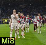 16.04.2025,  Fussball UEFA Championsleague 2024/2025: Viertelfinale Rckspiel, Inter Mailand - FC Bayern Mnchen, im Giuseppe Meazza Stadion (Mailand) Die Bayern Spieler sind nach dem Spiel traurig. v.l. Harry Kane (FC Bayern Mnchen), Konrad Laimer (FC Bayern Mnchen), Min-jae Kim (Bayern Mnchen, Minjae Kim), Leroy Sane (Bayern Mnchen) und Leon Goretzka (FC Bayern Mnchen) 

