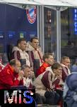 16.04.2025,  Fussball UEFA Championsleague 2024/2025: Viertelfinale Rckspiel, Inter Mailand - FC Bayern Mnchen, im Giuseppe Meazza Stadion (Mailand), Torwart Manuel Neuer (FC Bayern Mnchen) bei der Mannschaft, kann aber nur zuschauen, v.l. Torwart Daniel Peretz (FC Bayern Mnchen) und Torwart Manuel Neuer (FC Bayern Mnchen) unten Sportdirektor Christoph Freund (Bayern Mnchen) 

