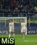 16.04.2025,  Fussball UEFA Championsleague 2024/2025: Viertelfinale Rckspiel, Inter Mailand - FC Bayern Mnchen, im Giuseppe Meazza Stadion (Mailand), Die Bayern Spieler sind nach dem Spiel enttuscht. v.l. Leon Goretzka (FC Bayern Mnchen) und Thomas Mller (FC Bayern Mnchen) 

