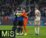 16.04.2025,  Fussball UEFA Championsleague 2024/2025: Viertelfinale Rckspiel, Inter Mailand - FC Bayern Mnchen, im Giuseppe Meazza Stadion (Mailand), die Spieler von Mailand jubeln um Torwart Yann Sommer (Inter Mailand) . Thomas Mller (FC Bayern Mnchen) mag gar nicht zuschauen,

