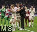 16.04.2025,  Fussball UEFA Championsleague 2024/2025: Viertelfinale Rckspiel, Inter Mailand - FC Bayern Mnchen, im Giuseppe Meazza Stadion (Mailand)
Trainer Vincent Kompany (FC Bayern Mnchen) umarmnt Thomas Mller (FC Bayern Mnchen) . v.l. Joshua Kimmich (FC Bayern Mnchen), Thomas Mller (FC Bayern Mnchen) und Trainer Vincent Kompany (FC Bayern Mnchen) 
