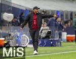 16.04.2025,  Fussball UEFA Championsleague 2024/2025: Viertelfinale Rckspiel, Inter Mailand - FC Bayern Mnchen, im Giuseppe Meazza Stadion (Mailand) , Trainer Vincent Kompany (FC Bayern Mnchen) gestikuliert
