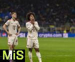 16.04.2025,  Fussball UEFA Championsleague 2024/2025: Viertelfinale Rckspiel, Inter Mailand - FC Bayern Mnchen, im Giuseppe Meazza Stadion (Mailand), Josip Stanisic (Bayern Mnchen) und Serge Gnabry (FC Bayern Mnchen) sind nach dem Spiel enttuscht.

