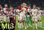 16.04.2025,  Fussball UEFA Championsleague 2024/2025: Viertelfinale Rckspiel, Inter Mailand - FC Bayern Mnchen, im Giuseppe Meazza Stadion (Mailand), v.l. Leon Goretzka (FC Bayern Mnchen), Konrad Laimer (FC Bayern Mnchen), , Kingsley Coman (FC Bayern Mnchen), Thomas Mller (FC Bayern Mnchen), Torwart Manuel Neuer (FC Bayern Mnchen), Leon Klanac (Bayern Mnchen), Joshua Kimmich (FC Bayern Mnchen) und Raphael Guerreiro (FC Bayern Mnchen). Torwart Manuel Neuer (FC Bayern Mnchen) trstet Thomas Mller (FC Bayern Mnchen) 

