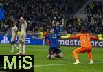 16.04.2025,  Fussball UEFA Championsleague 2024/2025: Viertelfinale Rckspiel, Inter Mailand - FC Bayern Mnchen, im Giuseppe Meazza Stadion (Mailand), Torwart Yann Sommer (Inter Mailand) jubelt mit Francesco Acerbi (Inter Mailand)  whred Thomas Mller (FC Bayern Mnchen) enttuscht ist

