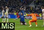 16.04.2025,  Fussball UEFA Championsleague 2024/2025: Viertelfinale Rckspiel, Inter Mailand - FC Bayern Mnchen, im Giuseppe Meazza Stadion (Mailand), Torwart Yann Sommer (Inter Mailand) jubelt whred Thomas Mller (FC Bayern Mnchen) enttuscht ist

